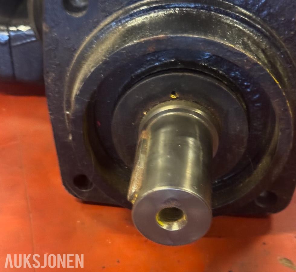 2023 Parker F12-182 hydraulikkmotor med tre monterte hydraulikkslanger og hurtigkoblinger
